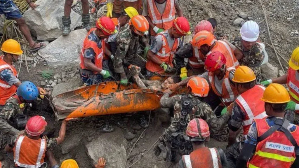 Nepal, donna estratta viva dopo dieci giorni