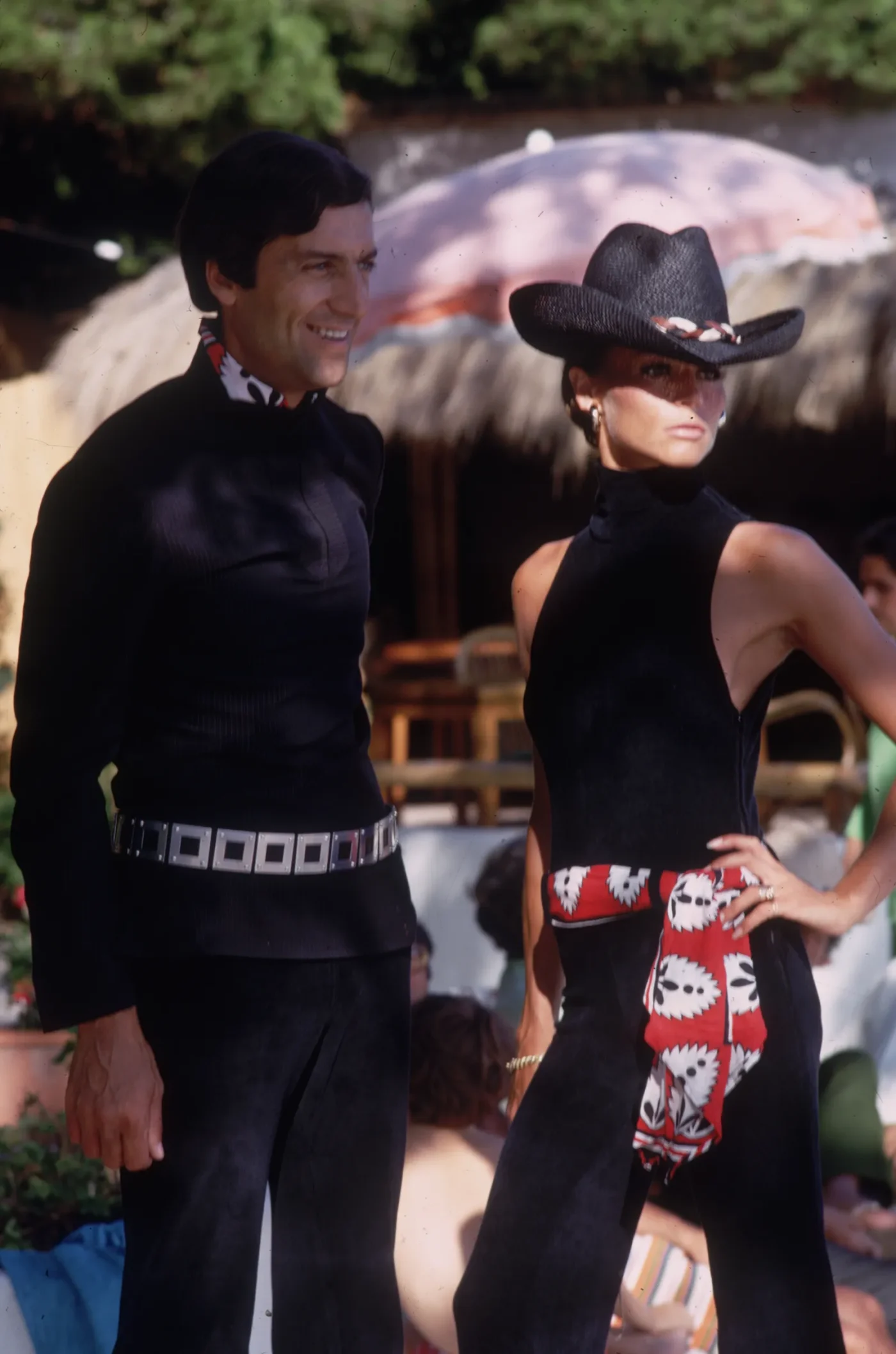 Nino Cerruti con una modella nel 1968 a Capri. Foto Getty.