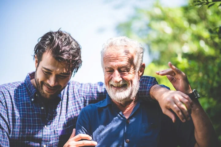 No era especialmente sentimental ni escribía cartas, pero demostraba su cariño estando disponible cada vez que su hijo lo necesitaba. Foto ilustración Shutterstock.