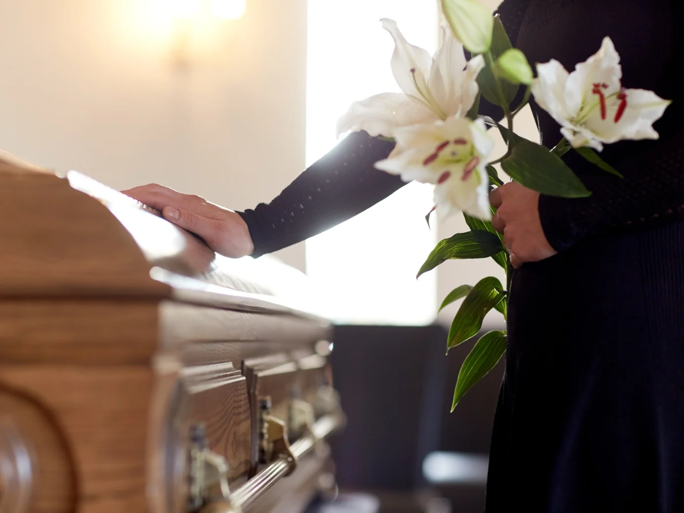 Non piange al funerale del padre: crolla 30 giorni dopo chiamando il suo vecchio numero per un rubinetto
