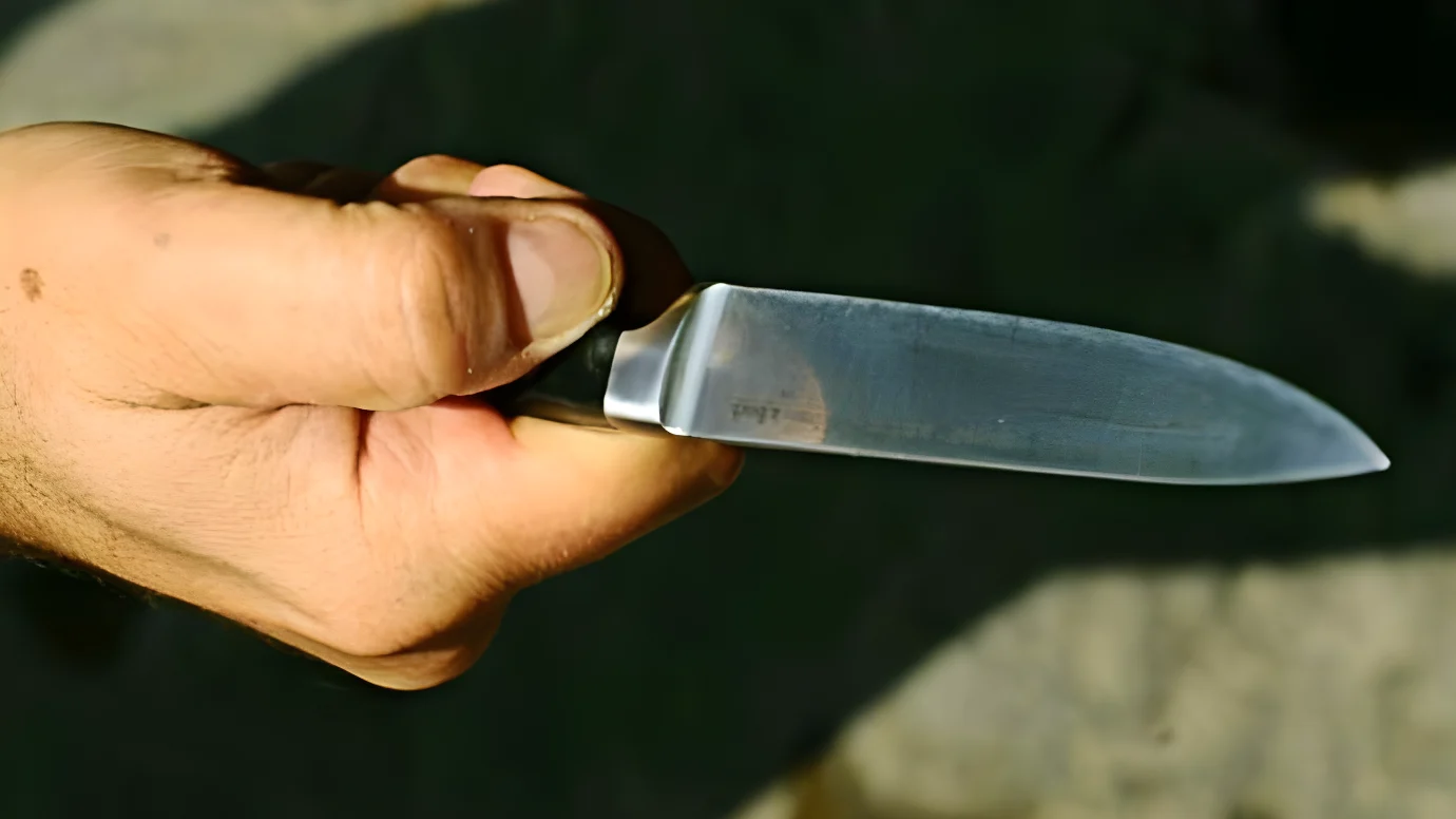 Olbia, entra in un ristorante di sushi armato di coltello e tiene in ostaggio la titolare: quattro persone ferite