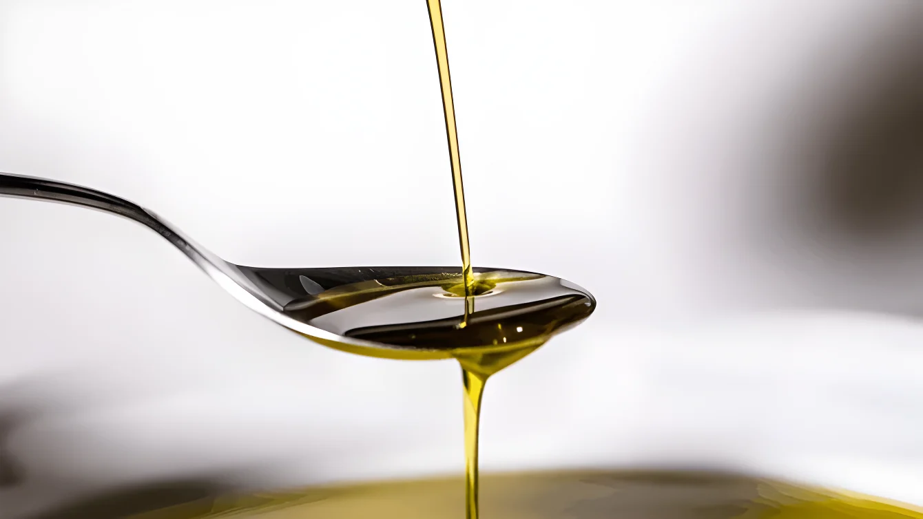 Olio extravergine: 20 grammi al giorno riducono le infiammazioni, ma l'abbinamento sbagliato blocca i polifenoli
