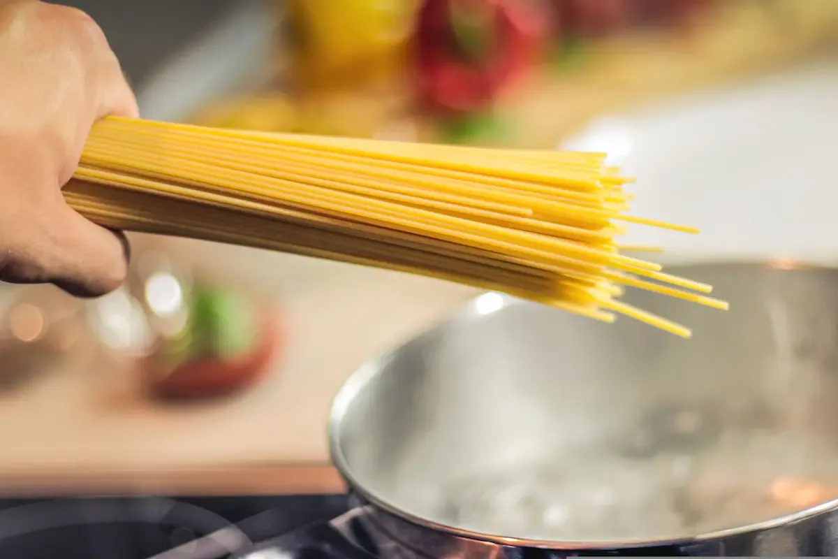 Ordenan retirar de todos los supermercados estos fideos mortales por un grave error de fábrica