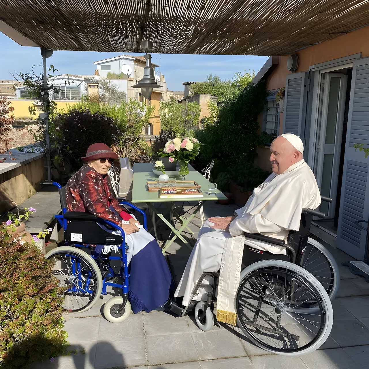Papa Francesco va a trovare a sorpresa Emma Bonino: «È un esempio di libertà e di resistenza»