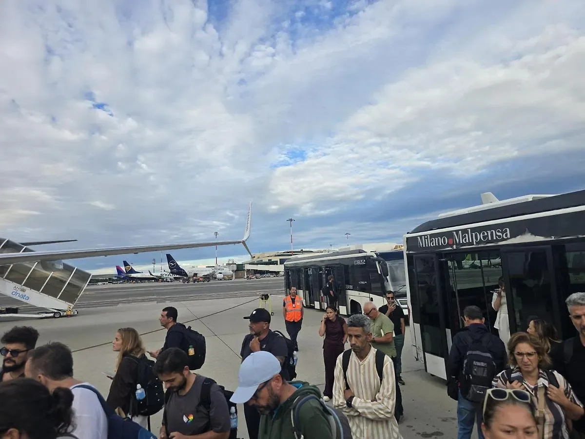 Passeggeri in attesa all'aeroporto di Milano Malpensa dopo la cancellazione del volo Ryanair