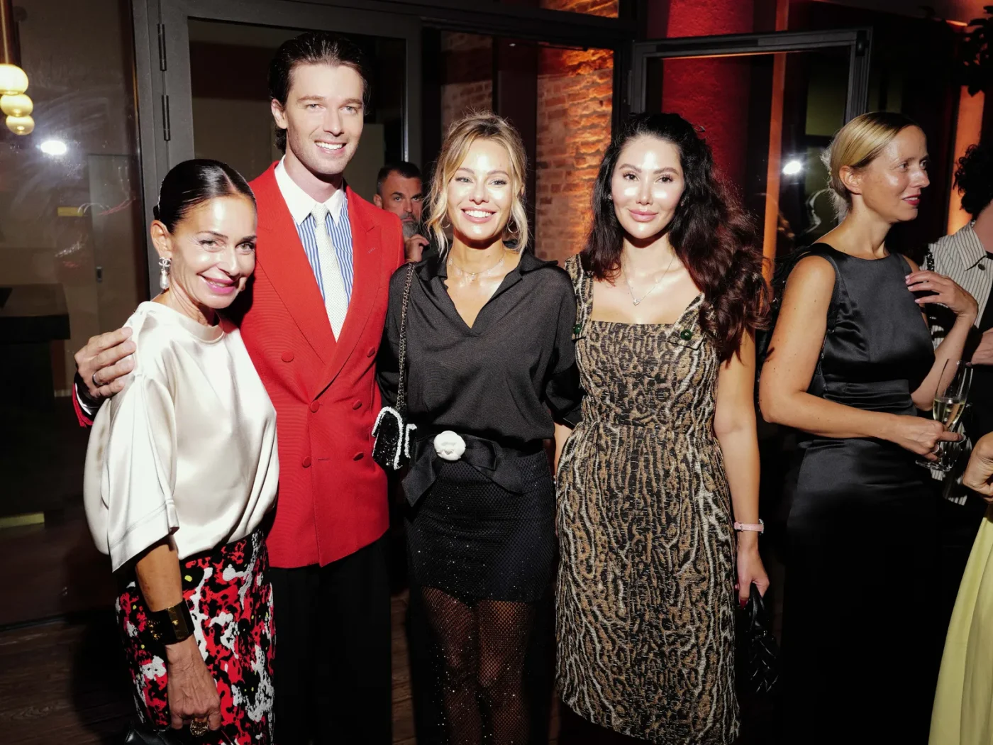 Patrick Schwarzenegger con alcuni invitati