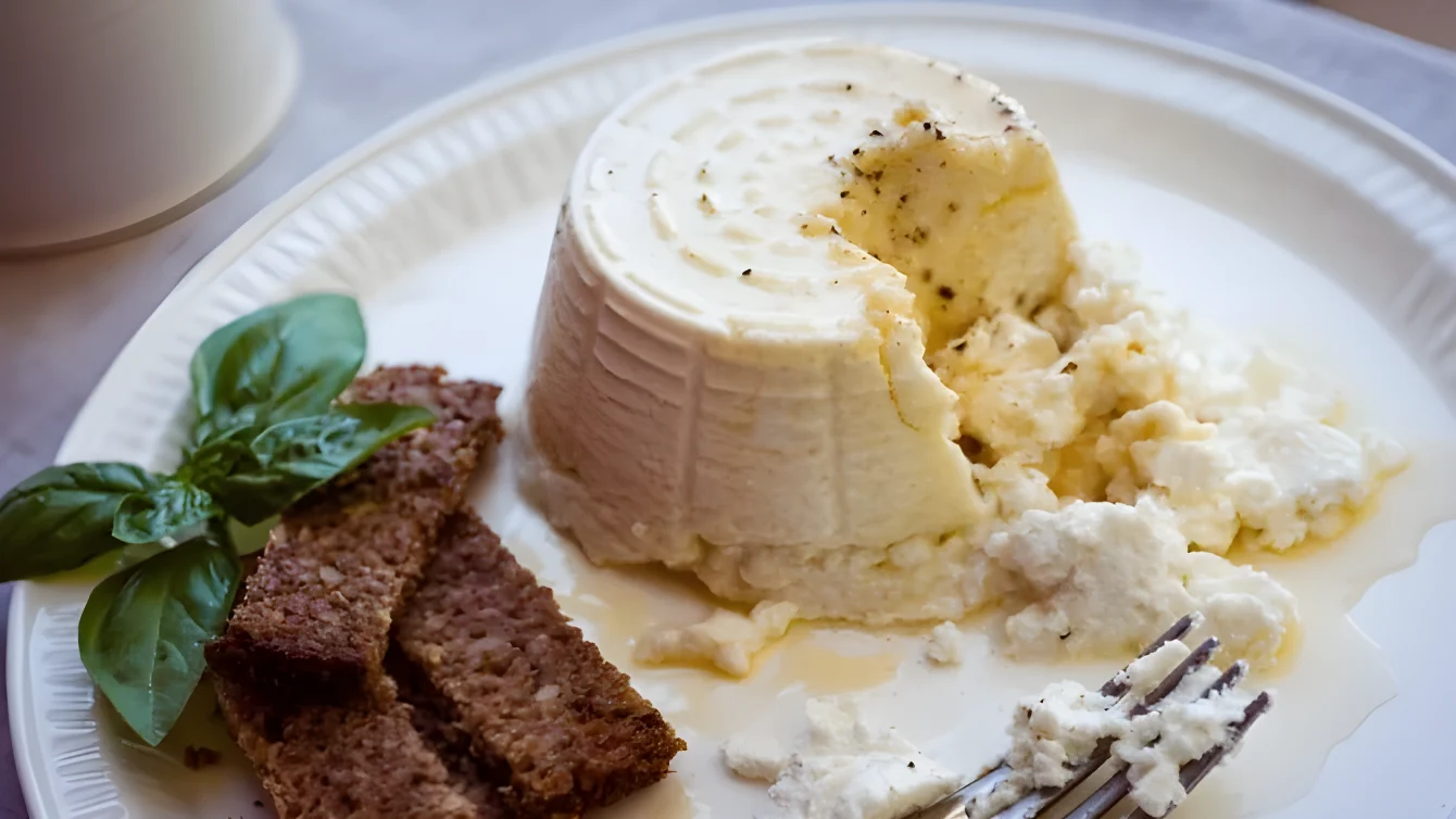 Perché la ricotta non è un formaggio: la legge del 1925 e la resa di appena 5 kg