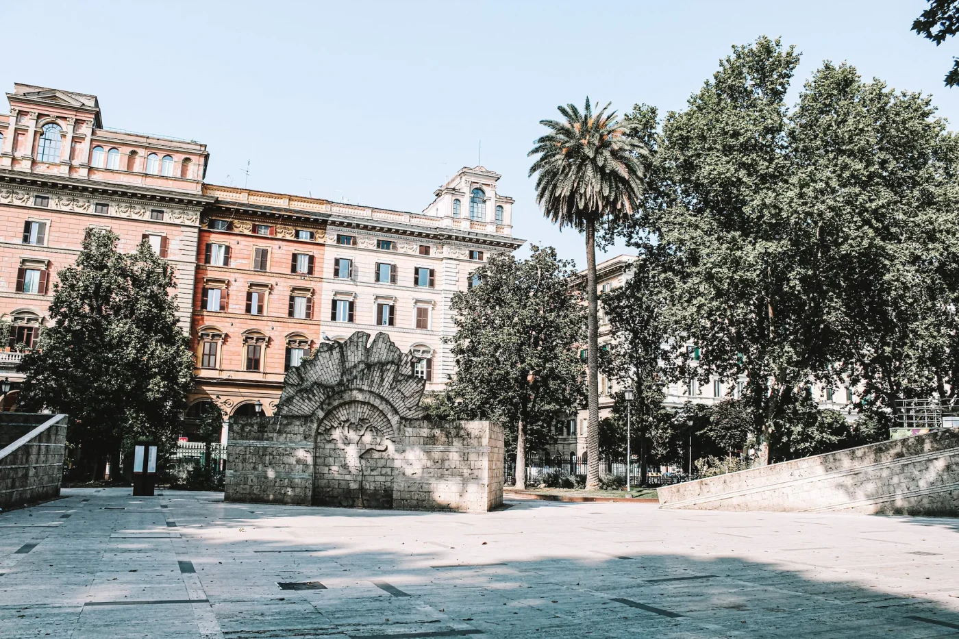 Piazza Vittorio, 31enne accoltellato al volto in pieno giorno: scatta l'arresto all'Esquilino