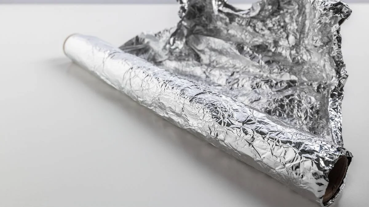 Poner papel aluminio en la heladera: para qué sirve y por qué lo recomiendan