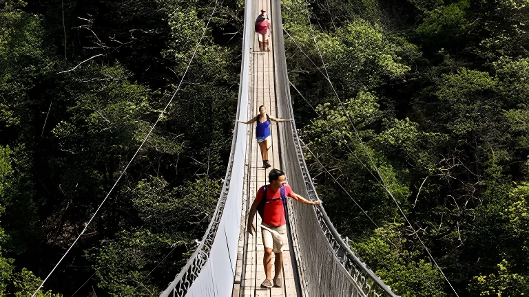 Ponte tibetano, 360 passi sospesi nel vuoto non lontani da Milano