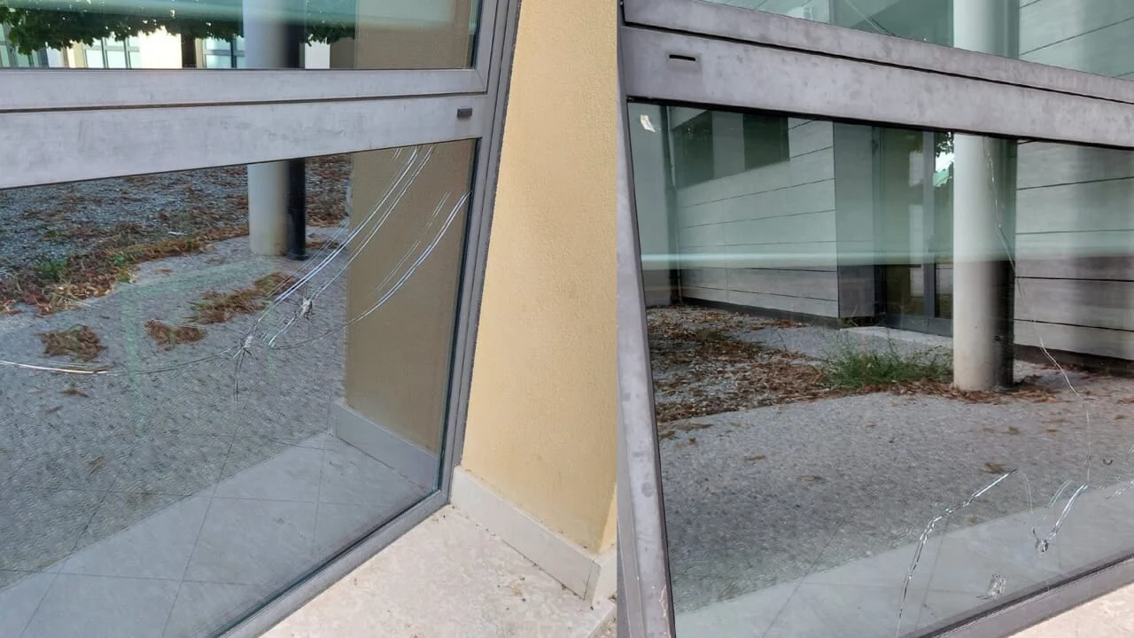 Quaranta vetrate distrutte a sassate: raid da 20mila euro alla scuola di Volpago