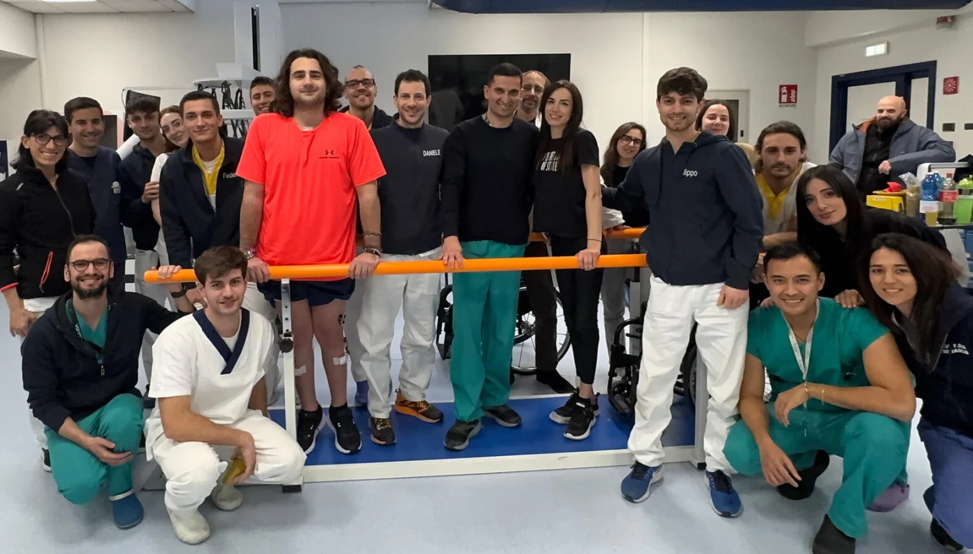 Quattro giovani paralizzati tornano a camminare: la svolta clinica con lo stimolatore per il dolore
