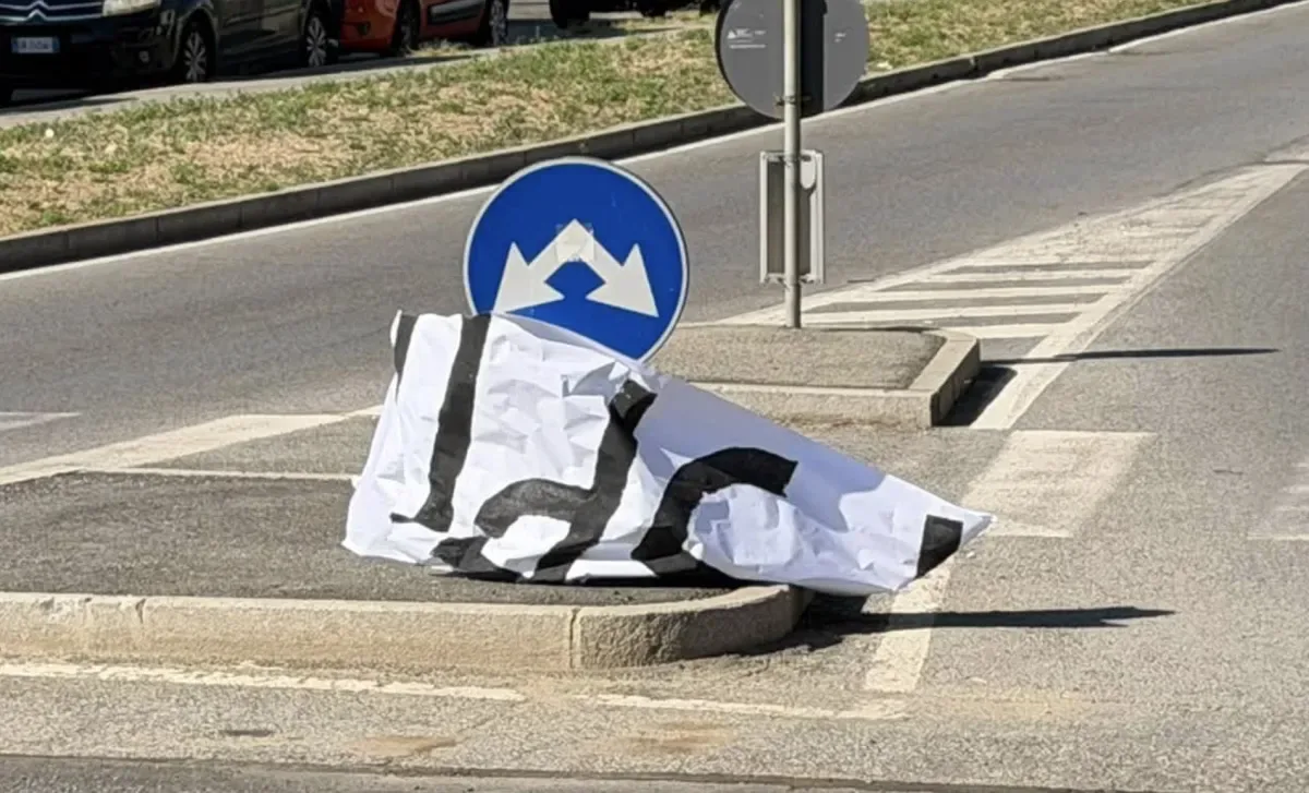 Resti dello spettacolo pirotecnico a terra