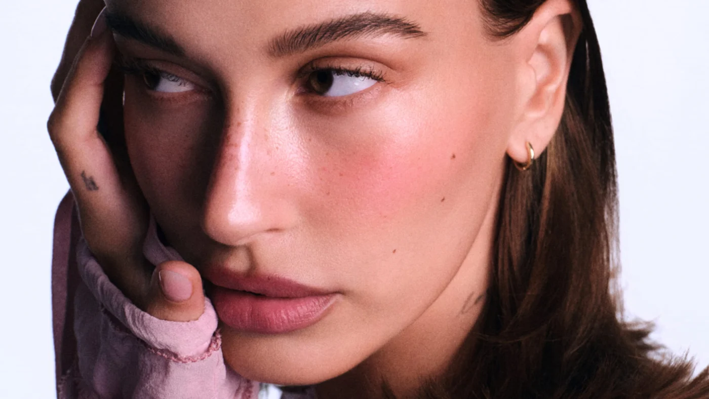 Rhode di Hailey Bieber sbarca in Italia il 30 settembre: debutto da Sephora in 19 Paesi