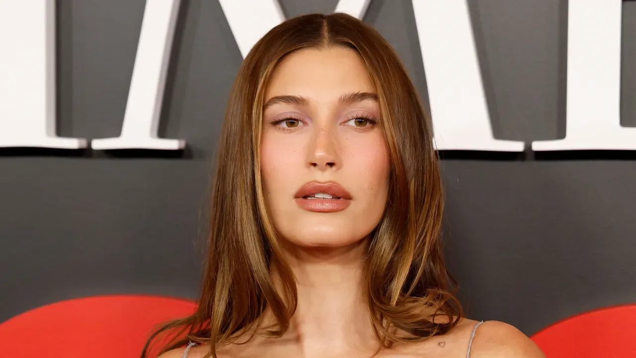 Rhode di Hailey Bieber sbarca in Italia il 30 settembre: il brand da 1 miliardo di dollari entra da Sephora