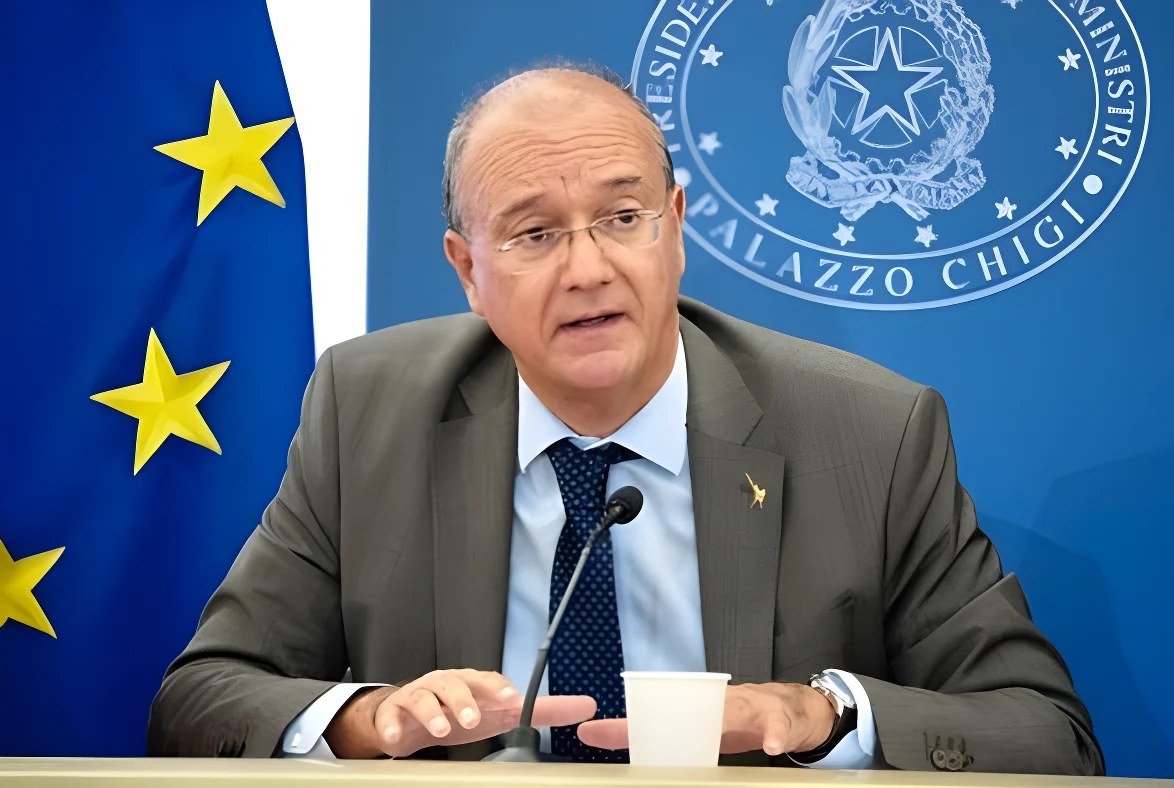 Riforma scuola: 500 milioni per l'IA, stop agli smartphone e torna il corsivo