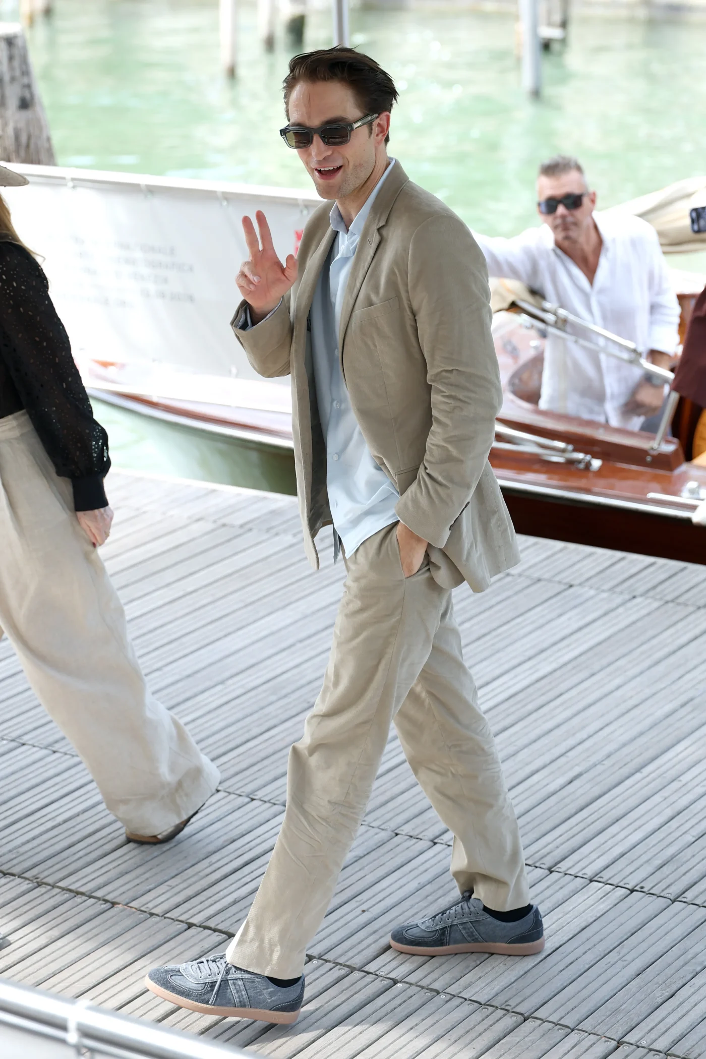 Robert Pattinson arriva al Lido per la conferenza stampa