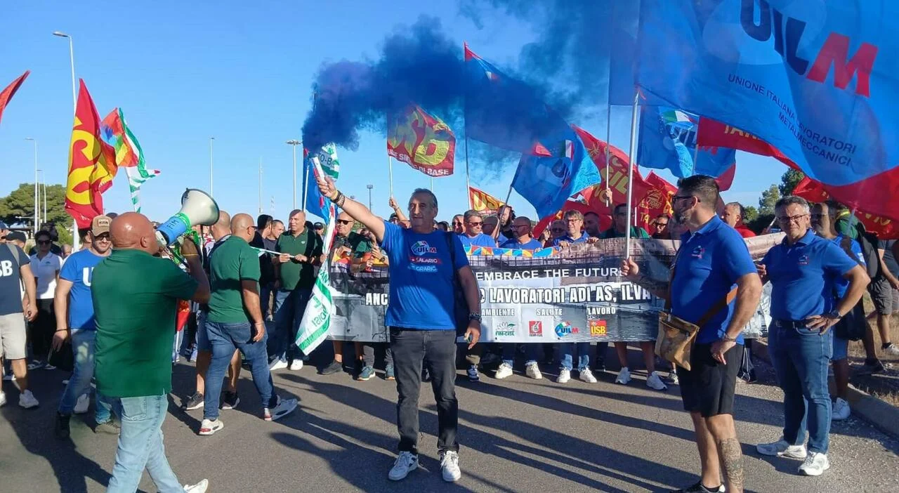 Sciopero ex Ilva a Taranto: 2.500 operai a rischio licenziamento e blocchi stradali