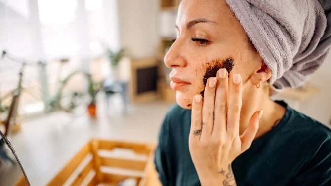 Scrub ai fondi di caffè: 9 benefici concreti per la pelle e la ricetta da fare a casa