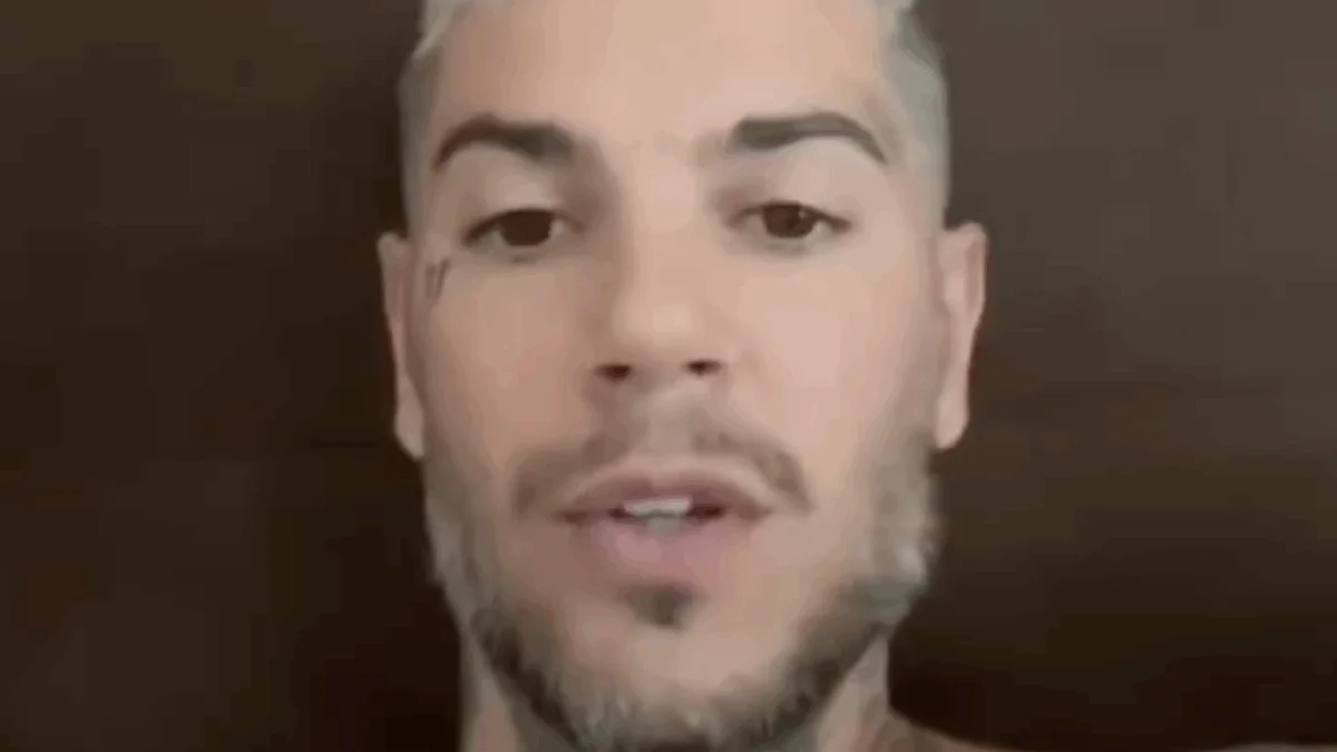 “Sembrate zozzoni. Andate in giro con i Rolex, avete posizione di rilevo nella società ma avete i denti come nel Trono di spade, tutti marroni, gialli”: così Emis Killa
