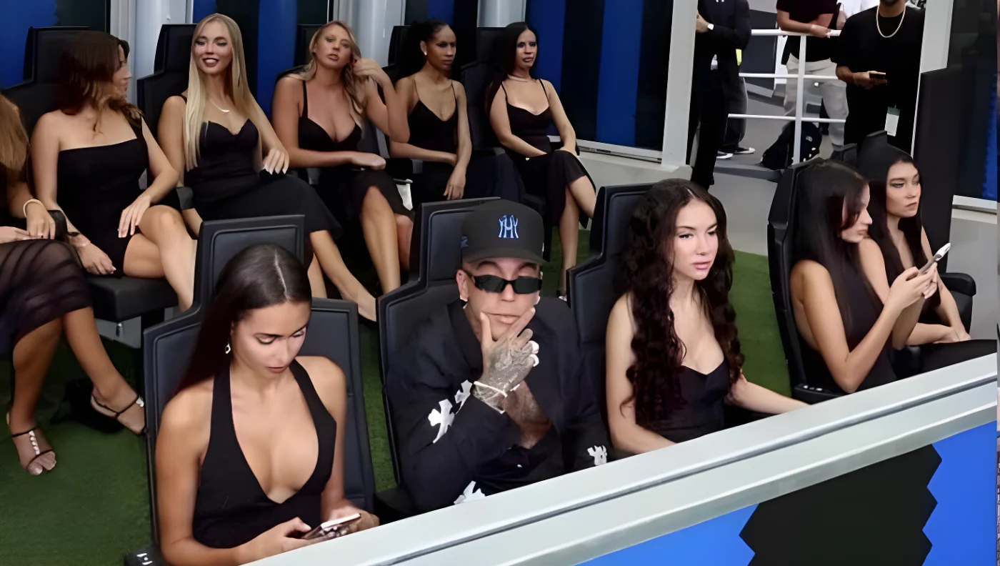 Sfera Ebbasta con dieci donne