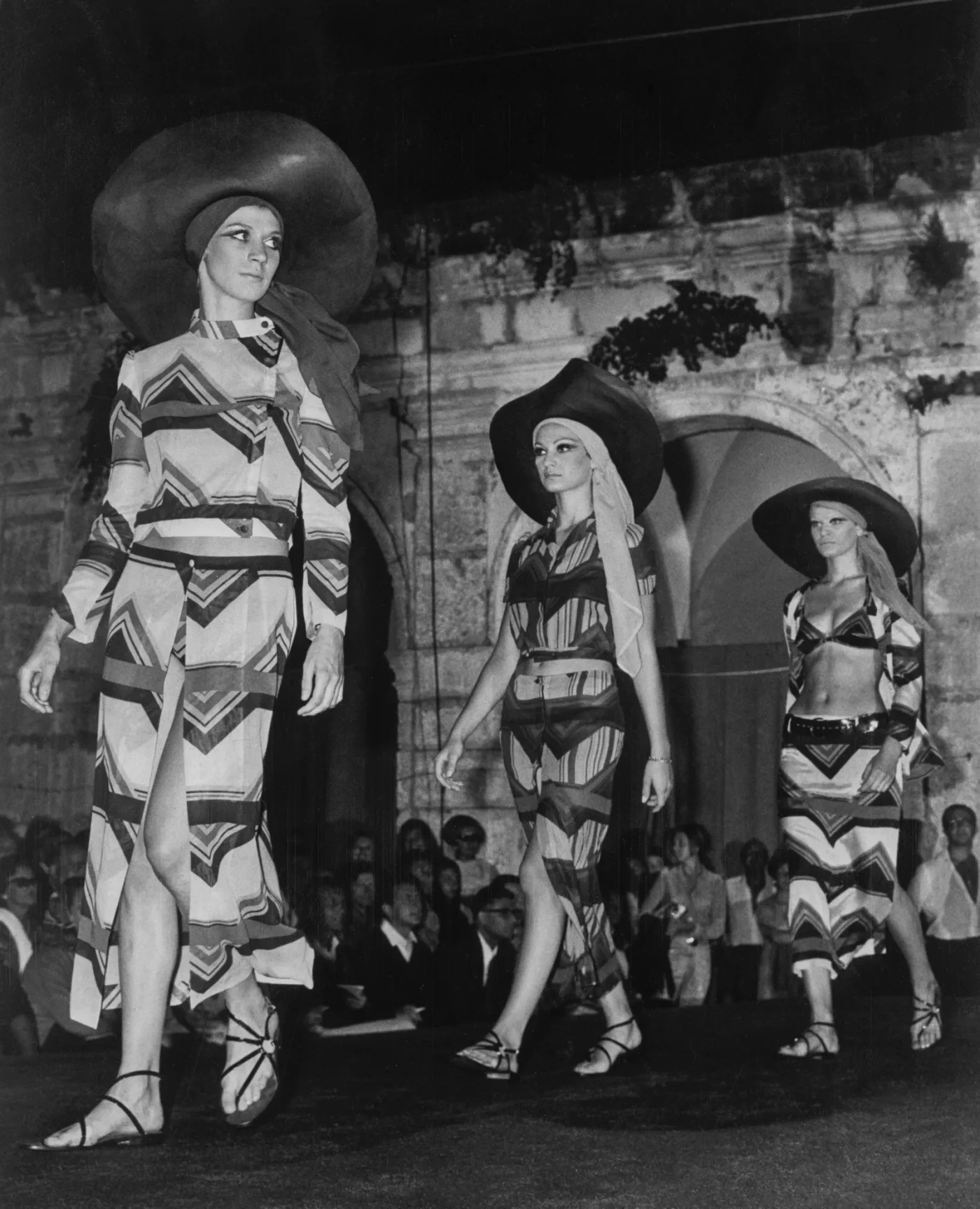 Sfilata di Pierre Cardin a Capri Moda Mare nel 1967. Foto Getty.