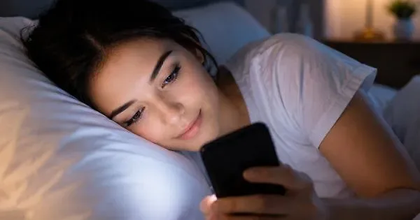 Smartphone a letto: lo studio su 548 mila persone svela quanto sonno perdiamo davvero