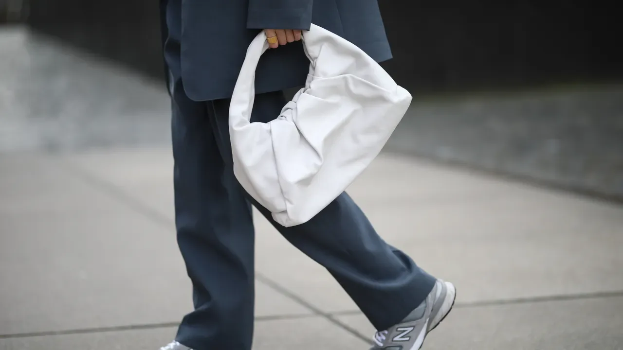 Sneakers da ufficio: i modelli eleganti e comodi da abbinare al tailleur