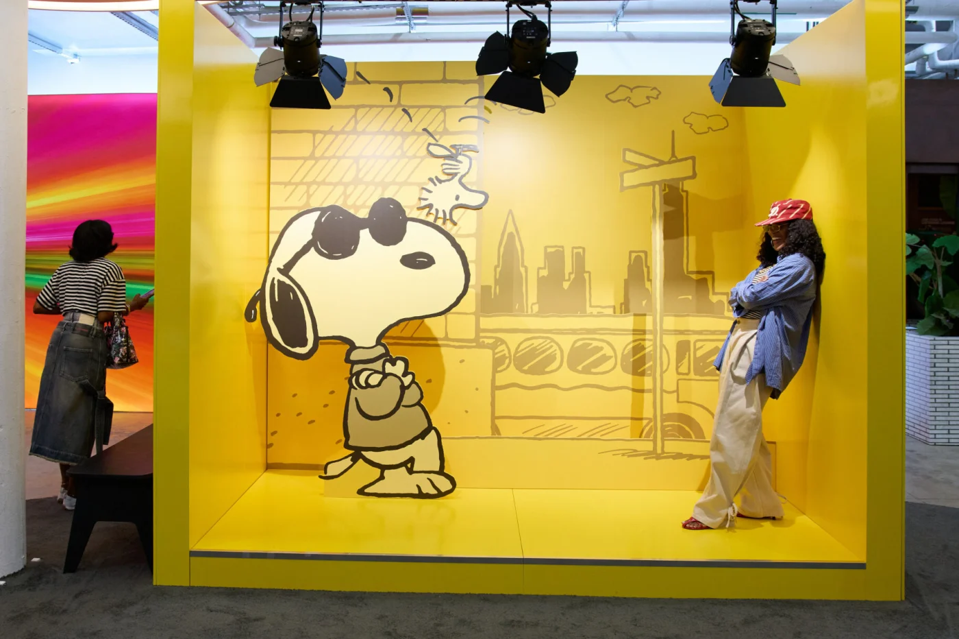 Snoopy in Style a New York: 10 aree e oltre 10 stilisti vestono l'icona dei Peanuts