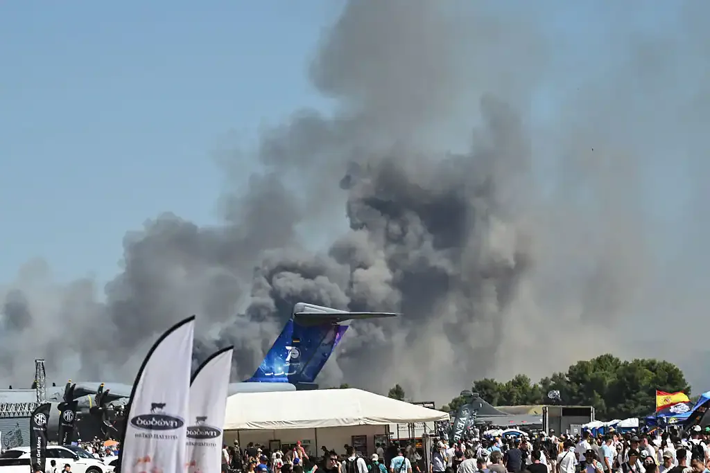 Soccorsi e fumo sulla pista della base aerea di Tanagra