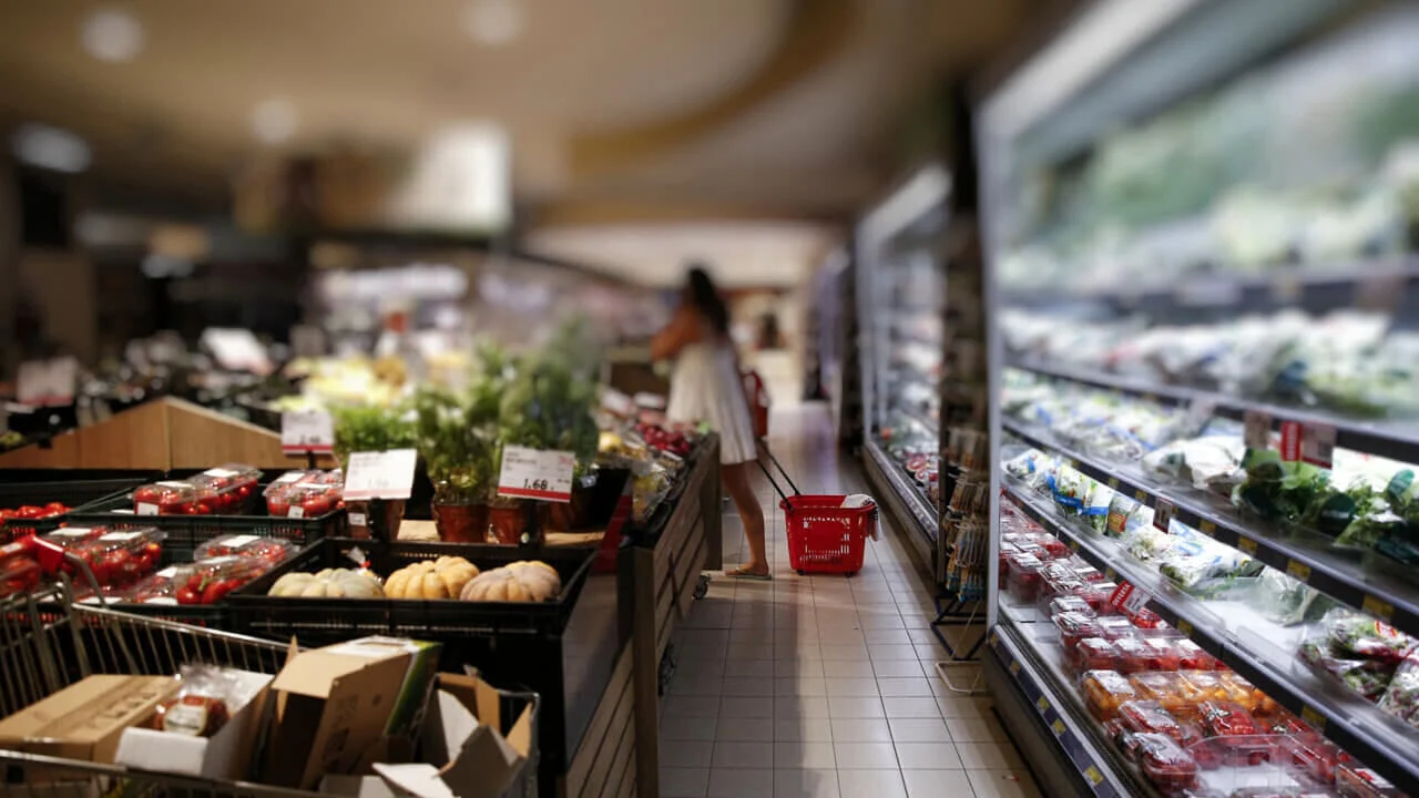 Spesa al supermercato: l'indagine su 1.100 punti vendita svela come risparmiare fino a 3.790 euro all'anno