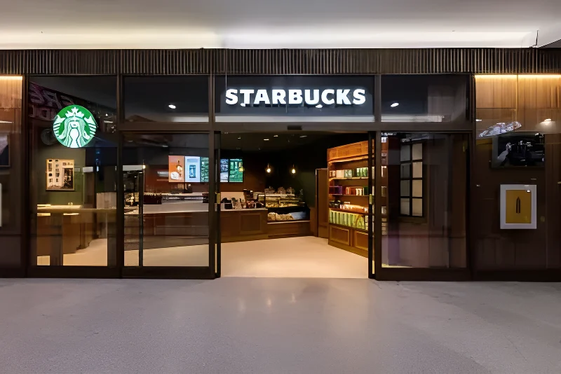Starbucks sbarca a Venezia Santa Lucia: apre il 53° locale in Italia da 52 mq senza posti a sedere