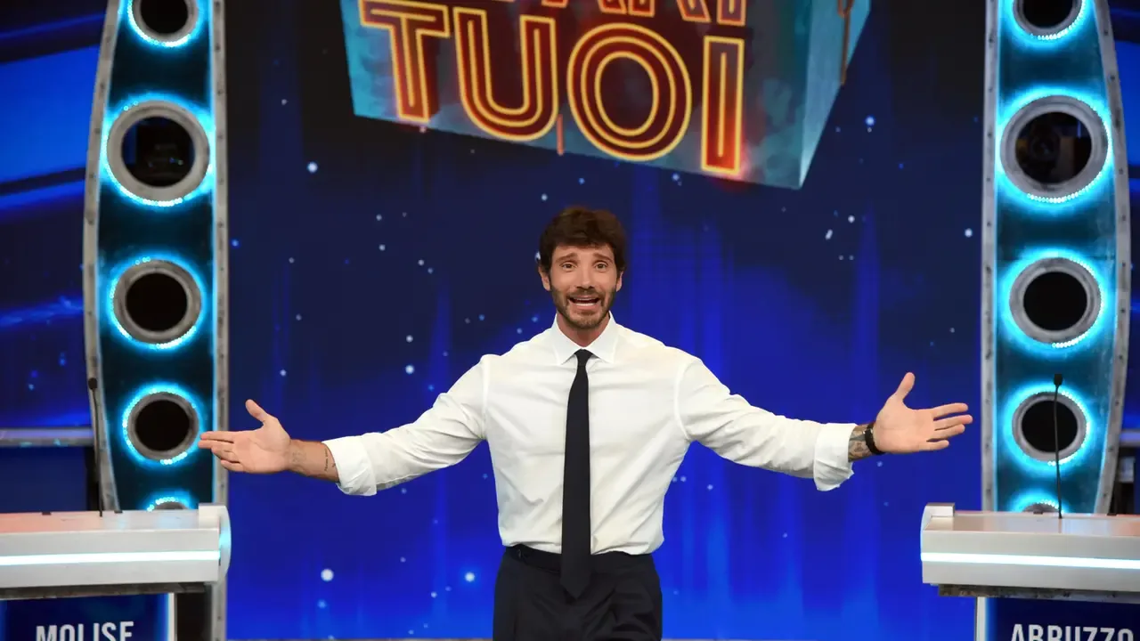 Stefano De Martino presenta il nuovo studio di Affari Tuoi
