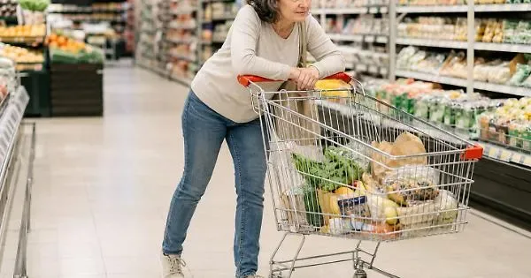 Stenosi lombare: le cause del dolore alle gambe dopo 200 metri e i 5 sintomi d'allarme