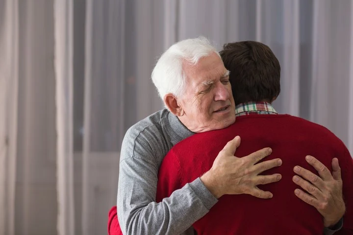 Su padre solía ayudarlo por teléfono con problemas cotidianos. Foto ilustración Shutterstock.