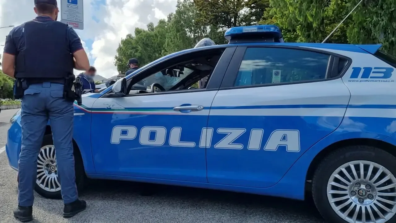 Sul posto è intervenuta una pattuglia della polizia