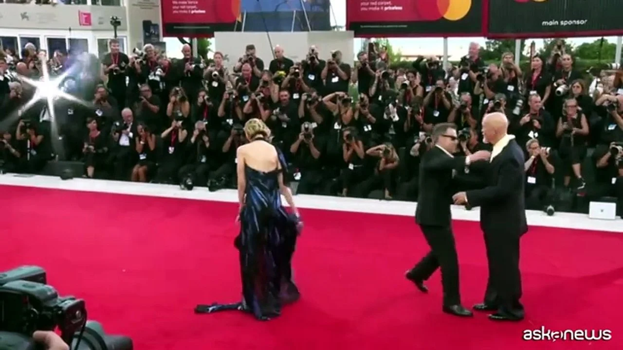 Sul red carpet di Venezia Kendall e Vittoria Ceretti per Malkovich