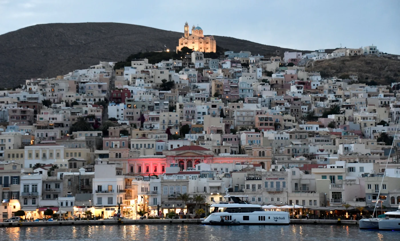 Syros ist eine griechische Insel der Kykladen. Die Anreise erfolgt in der Regel per Fähre vom griechischen Festland oder mit dem Flugzeug über Athen.