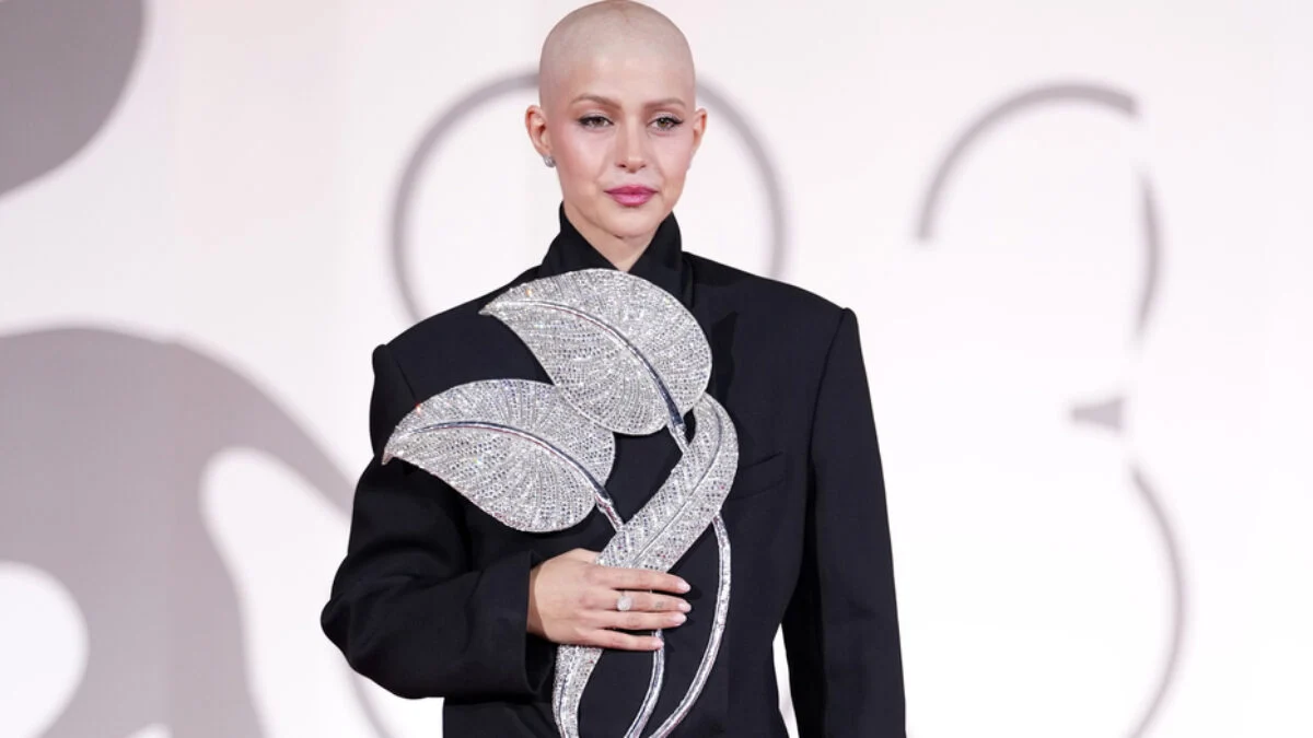 “Tengo gli occhiali sennò mi metto a piangere”: Natalia Paragoni incanta il Festival di Venezia, il look con la testa rasata per il tumore di Hodgkin