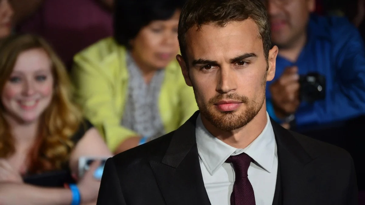 Theo James, cachet fino a 300 mila dollari a puntata: ecco a quanto ammonta il suo patrimonio