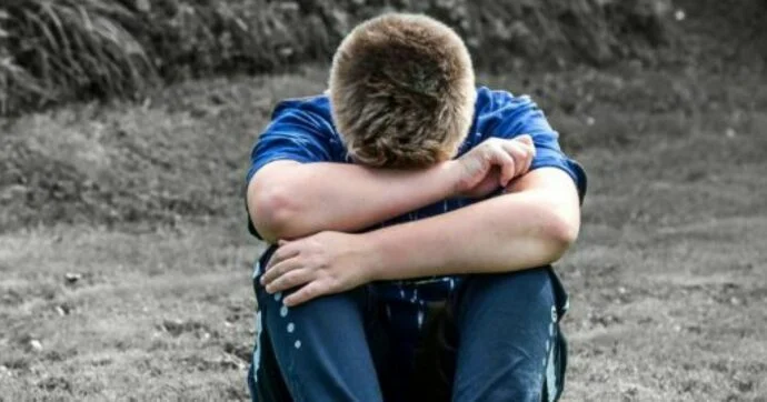“Ti devo picchiare senza sosta”, le violenze su bimbo autistico a scuola scoperte grazie a un registratore nei vestiti
