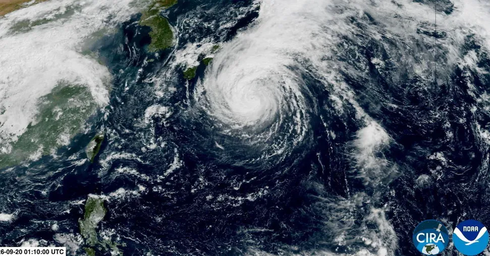 Tifone Dujuan travolge il Giappone: 275 voli cancellati e 1,6 milioni di evacuati