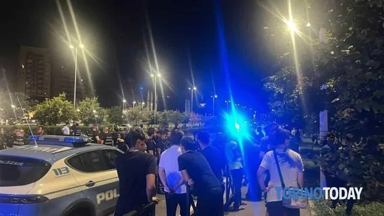 Torino, fugge dalla polizia e viene travolto in corso Principe Oddone: 50 persone assediano le volanti