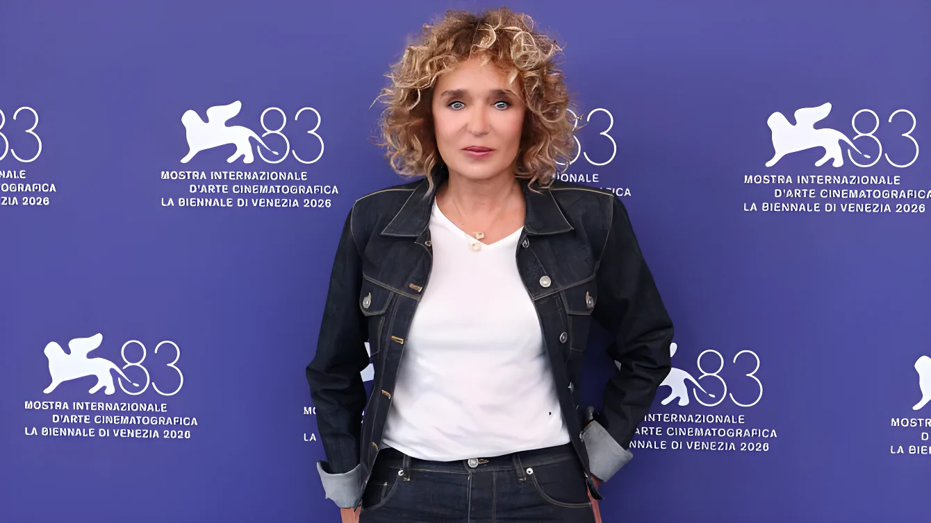 Total denim a 60 anni: il completo Fendi di Valeria Golino a Venezia
