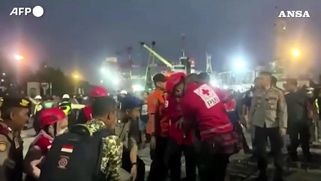 Traghetto si rovescia in Indonesia con 243 persone a bordo: dramma tra Giava e Borneo