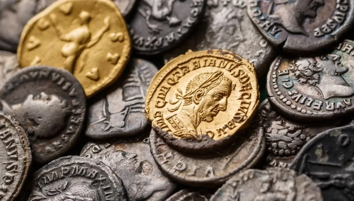 Trovano 598 monete d'oro e gioielli in una lattina: il tesoro da 284.000 euro nei monti Krkonoše