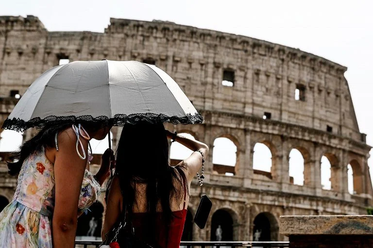 Turisti al Colosseo cercano refrigerio durante l’ondata di caldo. Roma, 28 agosto 2026