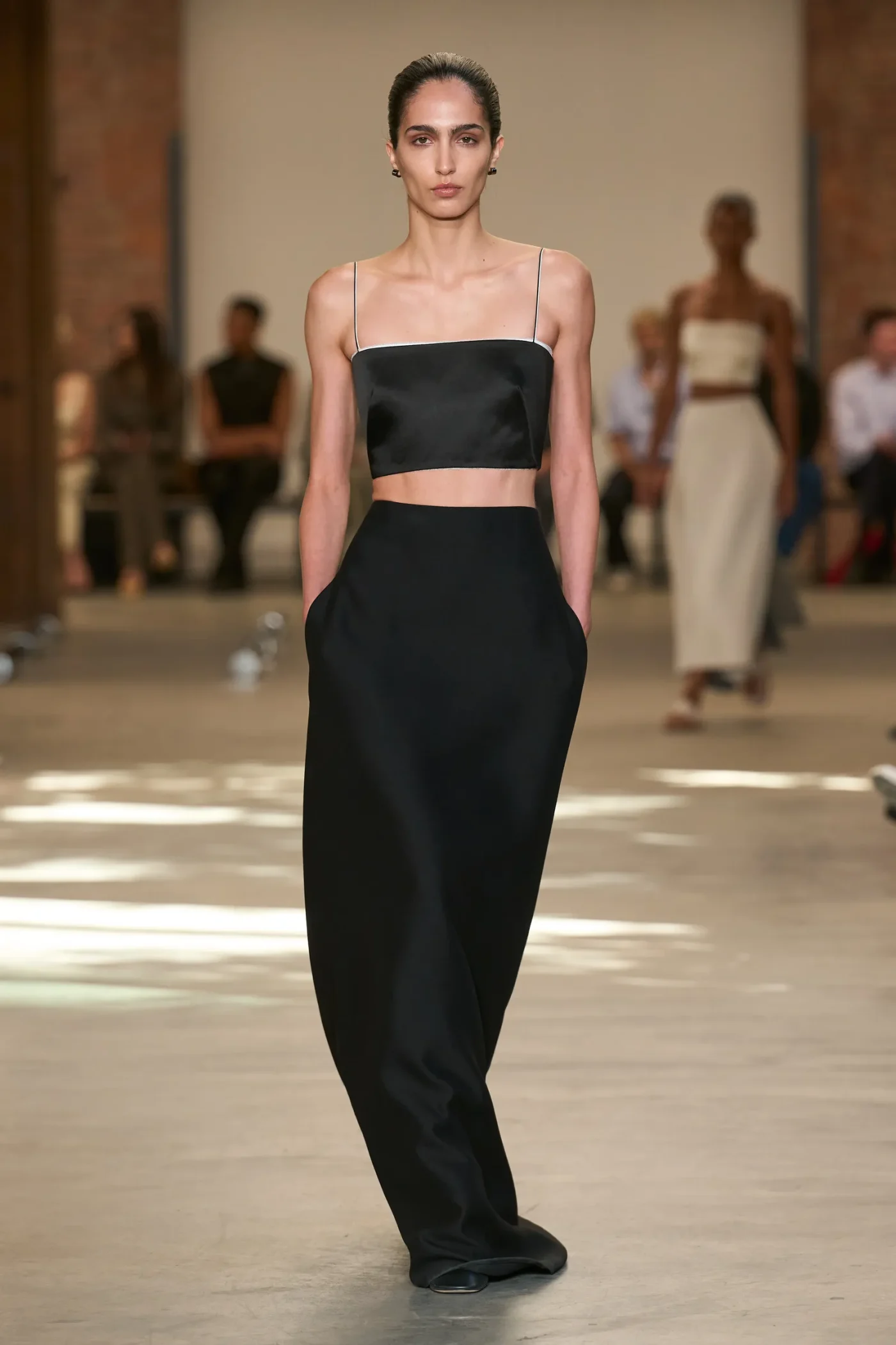 Un look della sfilata Calvin Klein Collection Primaveraestate 2027. Photo courtesy of Calvin Klein.