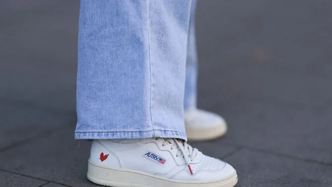 Una bustina di tè nelle scarpe per 8 ore: il rimedio naturale contro l'umidità e i cattivi odori