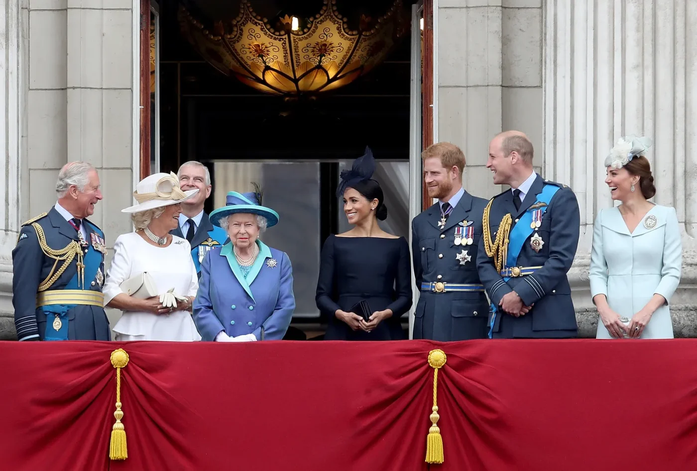 Una foto della Royal Family al balcone di Buckingham Palace